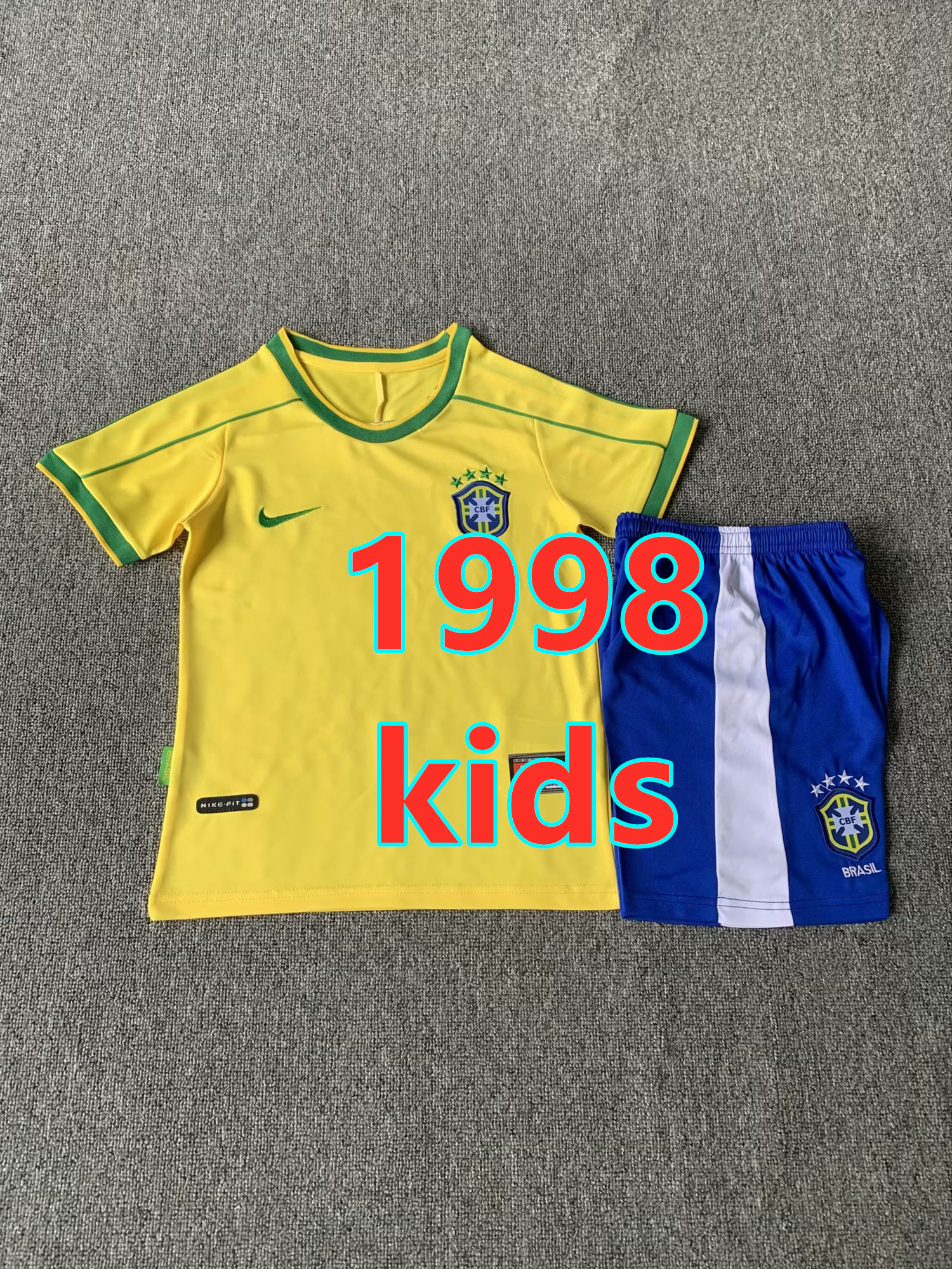Ensemble domicile Brésil 1998 rétro (enfant)